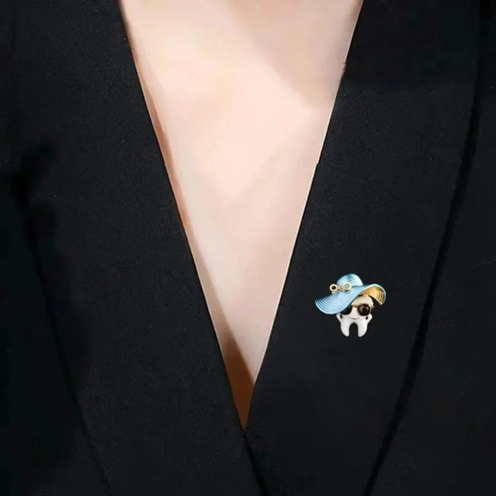 VQ Tooth Brooch - Picture 2 of 6